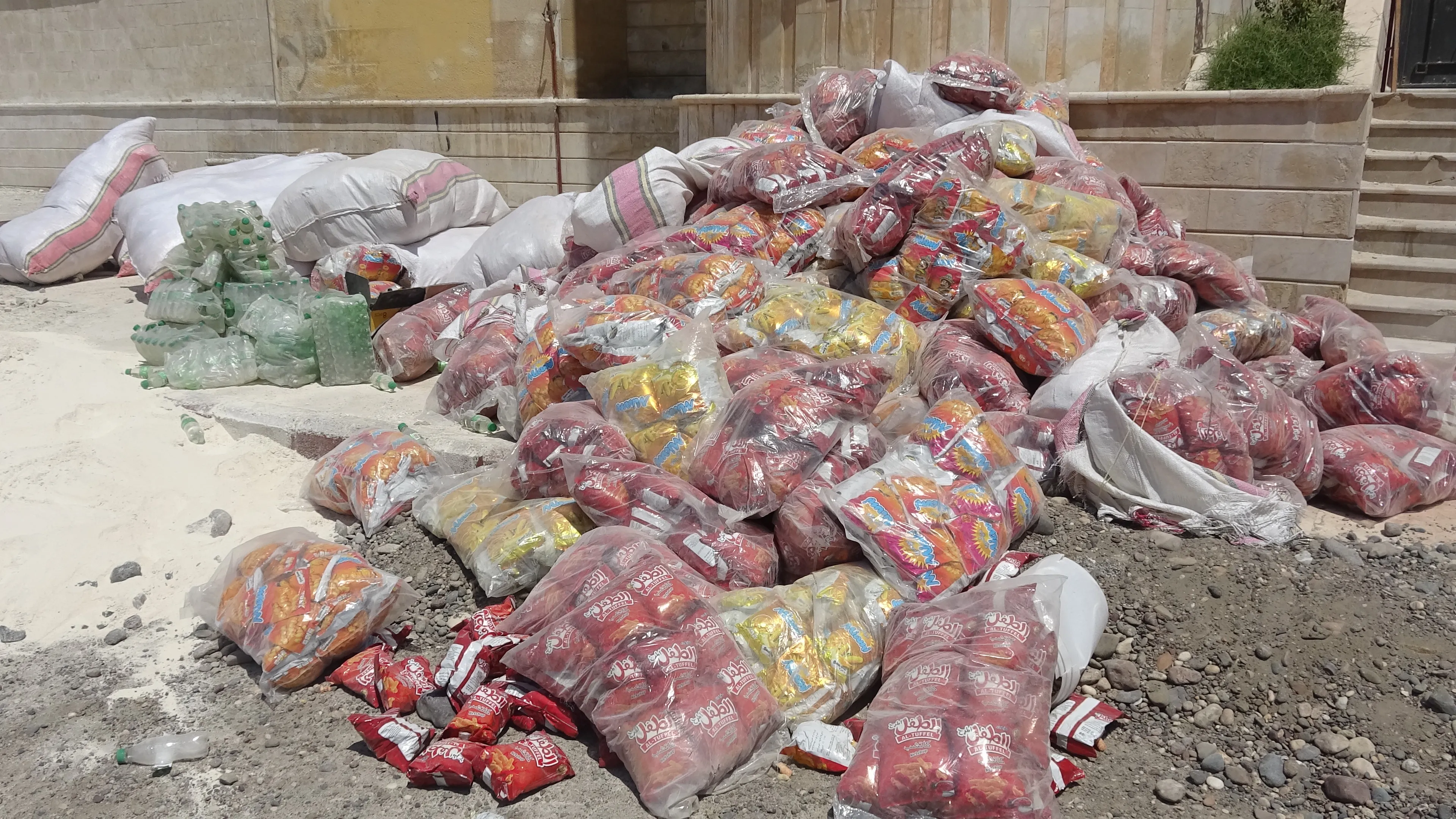 اتلاف كمية كبيرة من المواد المنتهية الصلاحية بعد ضبطها