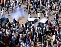 الشرطة السودانية تُطلق قنابل الغاز المسيل للدموع على المتظاهرين