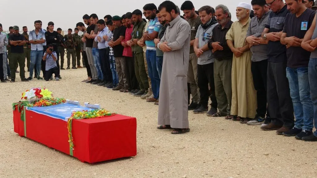 الرقة تشيع جثمان شهيد قوى الأمن الداخلي مصطفى الخلف