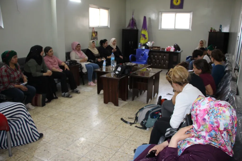 وفد الحركة الفامينية الإيطالية يزور مجلس المرأة في منبج