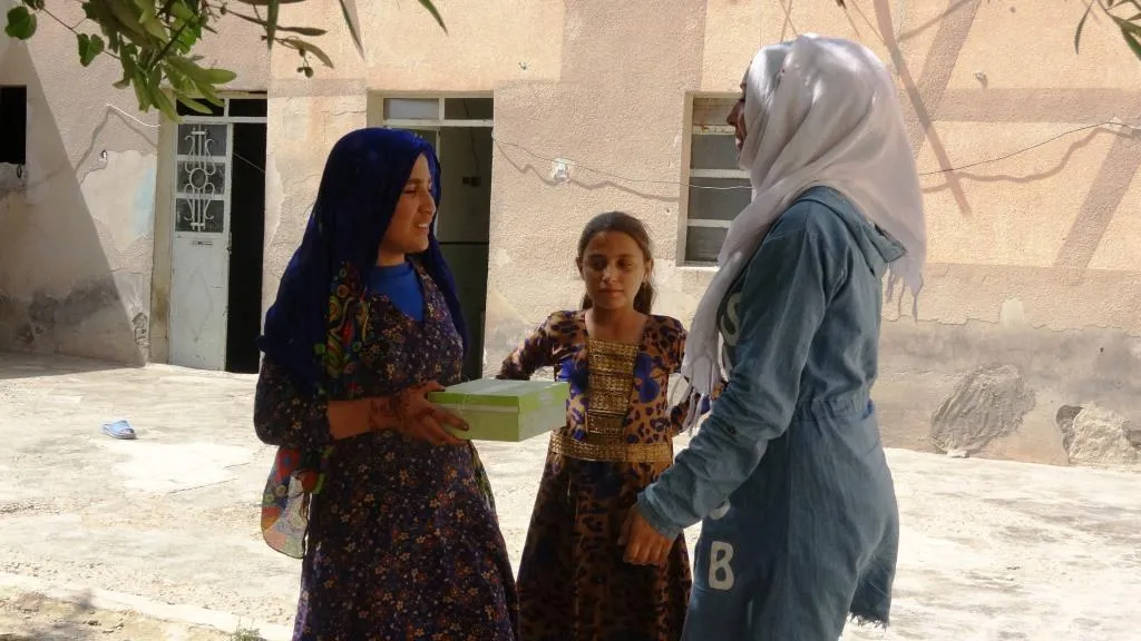 مكتب المرأة في بلدية الرقة يوزع حلوى العيد على 60 عائلة فقيرة