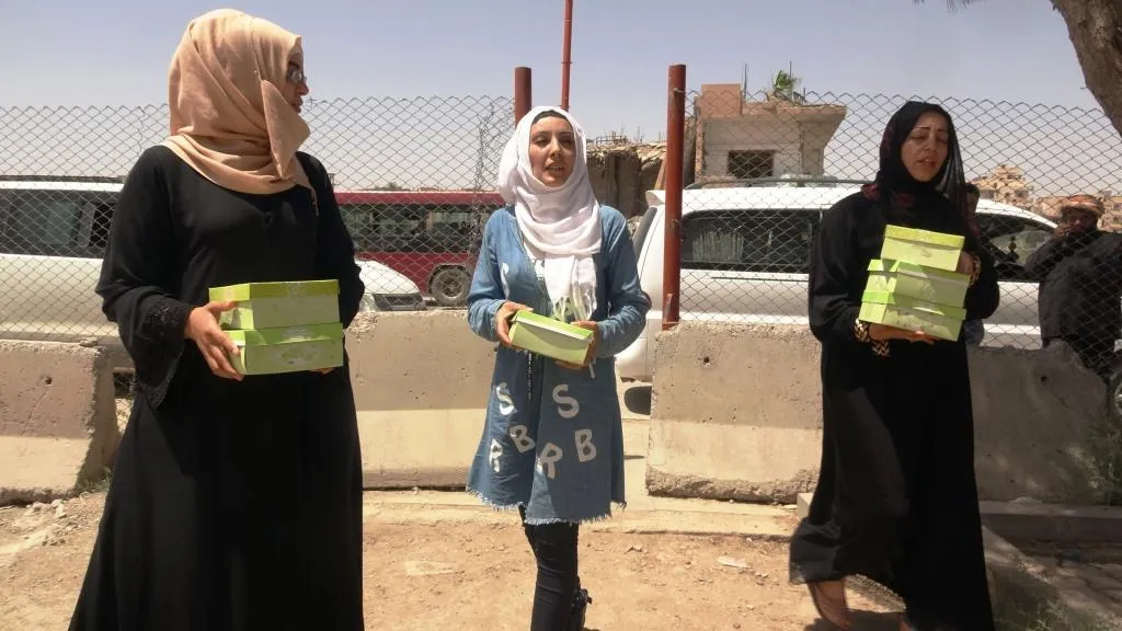 مكتب المرأة في بلدية الرقة يوزع حلوى العيد على 60 عائلة فقيرة
