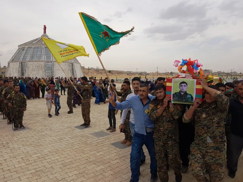 "إما أن نعيش بكرامة أو ندفن تحت أرضنا فنحن لا نقبل الاستسلام"
