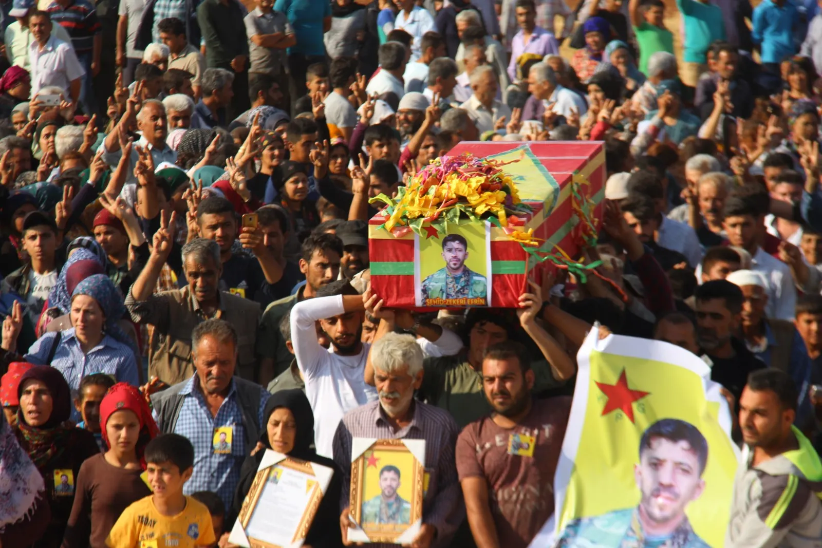 أهالي إقليم عفرين يودعون ابنهم الشهيد زكريا