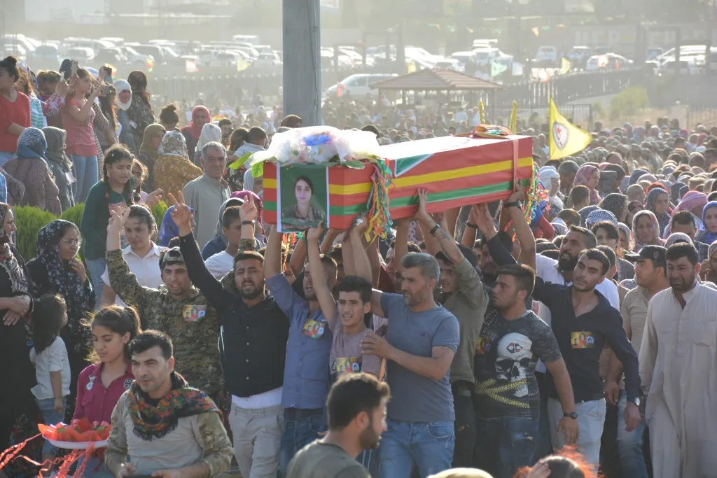 مراسم تشييع مهيبة لشهيدين والكشف عن سجل ثالث في كوباني