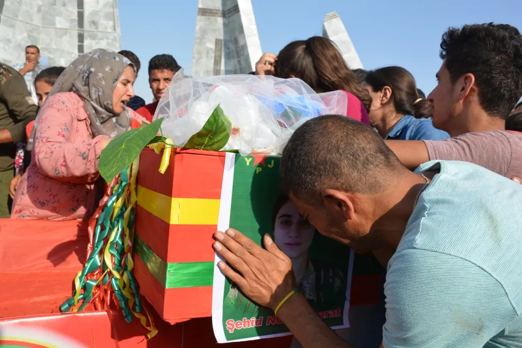 مراسم تشييع مهيبة لشهيدين والكشف عن سجل ثالث في كوباني