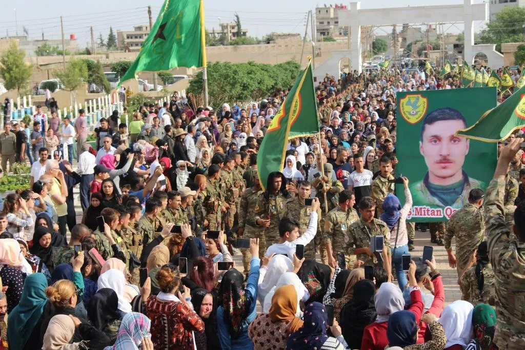 تشييع جثمان الشهيد ميتان والإعلان عن سجل الشهيدة آكري في قامشلو