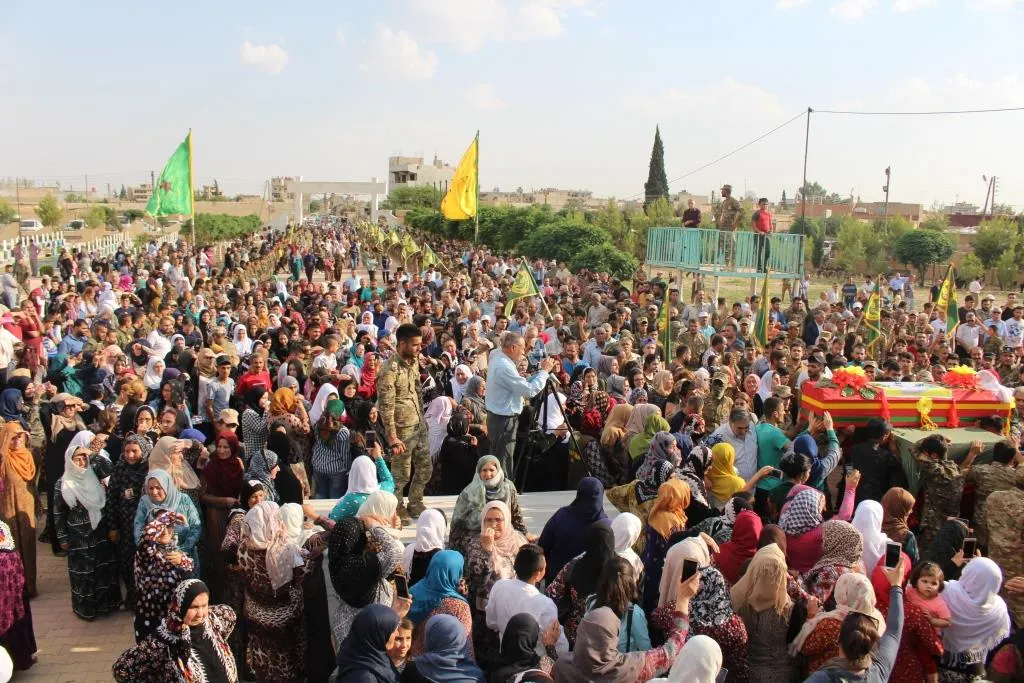 تشييع جثمان الشهيد ميتان والإعلان عن سجل الشهيدة آكري في قامشلو