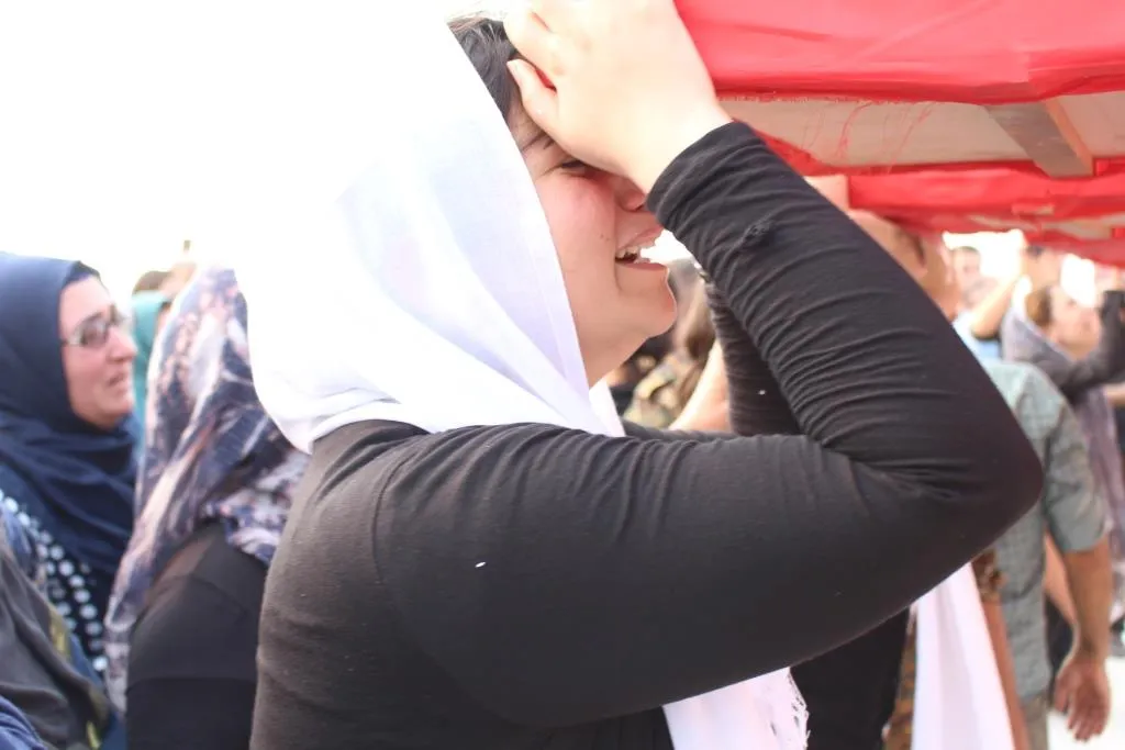 جثامين أفراد العائلة العفرينية الذين فقدوا حياتهم في حادث سير وريت الثرى في قامشلو