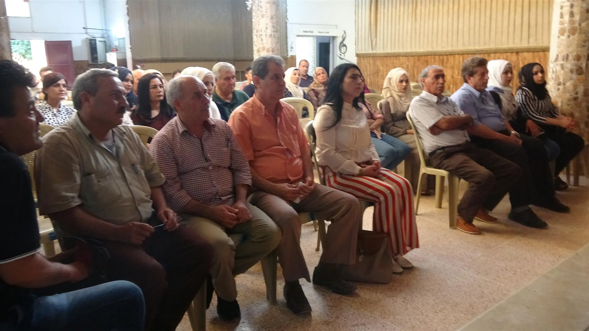شرح مفهوم "التنظيم والإدارة" ضمن محاضرة في مدينة الحسكة