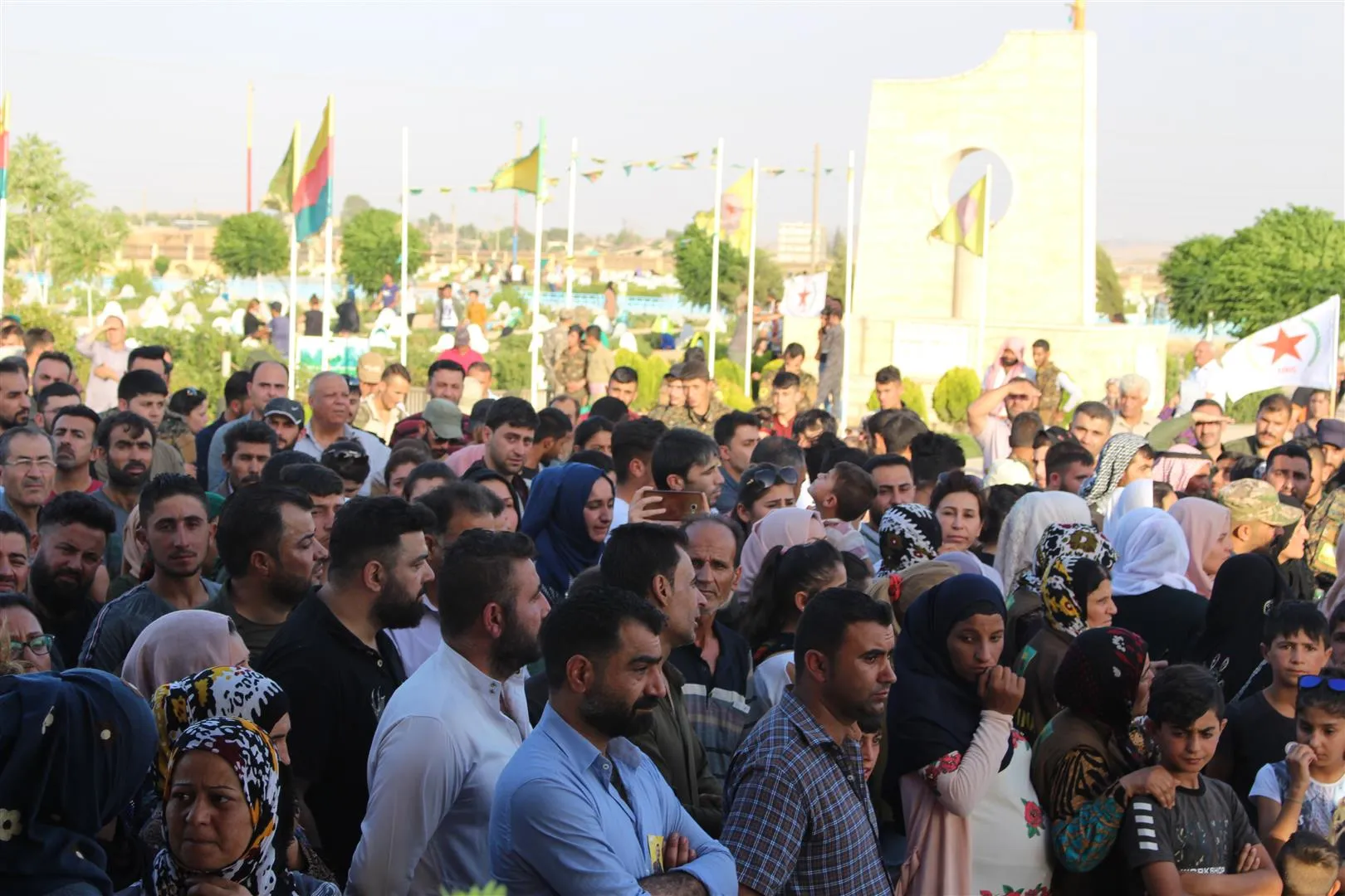 الآلاف في الحسكة يودعون ثلاثة شهداء