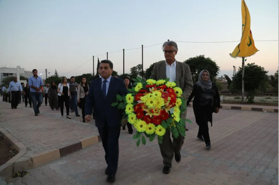 المبعوث السويدي يزور مزار الشهداء ويتسلم رسالة من ذويهم