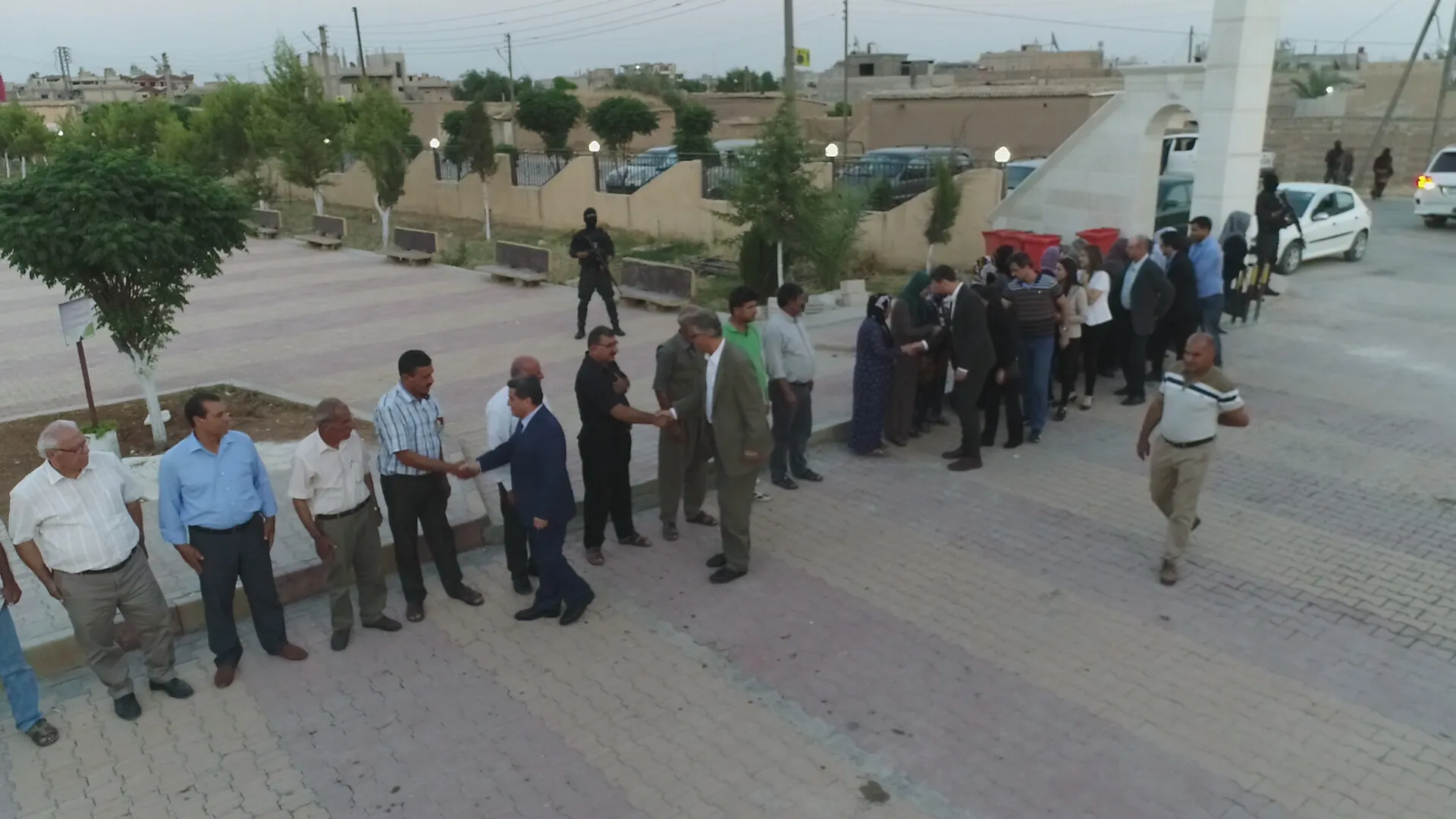 المبعوث السويدي يزور مزار الشهداء ويتسلم رسالة من ذويهم