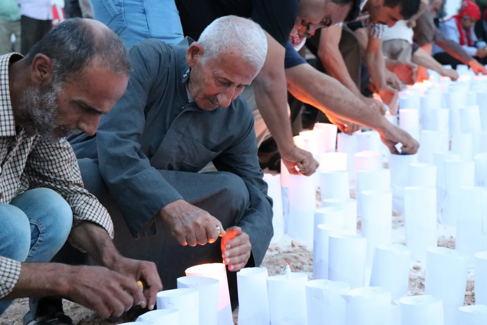 أضرحة شهداء شمال وشرق سوريا تتزين بالشموع والورود في ليلة العيد