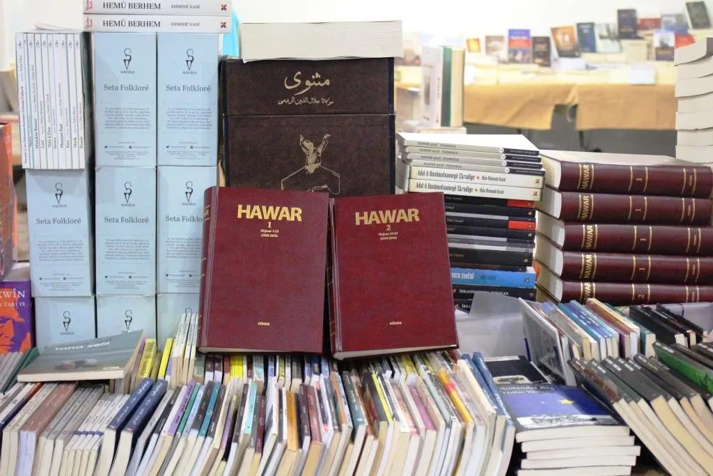 جميع أعداد مجلة هاوار الكردية التاريخية في كتاب واحد في معرض هركول