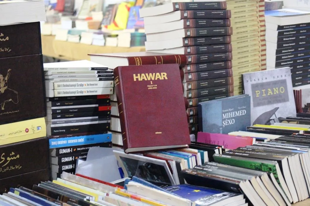 جميع أعداد مجلة هاوار الكردية التاريخية في كتاب واحد في معرض هركول