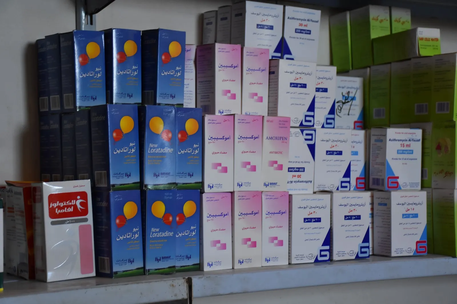 بإمكانيات ضعيفة يقدم الخدمات