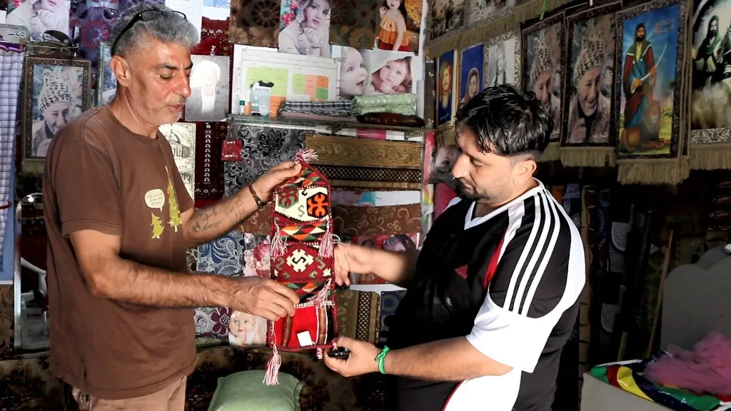 عبر محله.. ينقل التراث ويحاول الحفاظ عليه من الاندثار