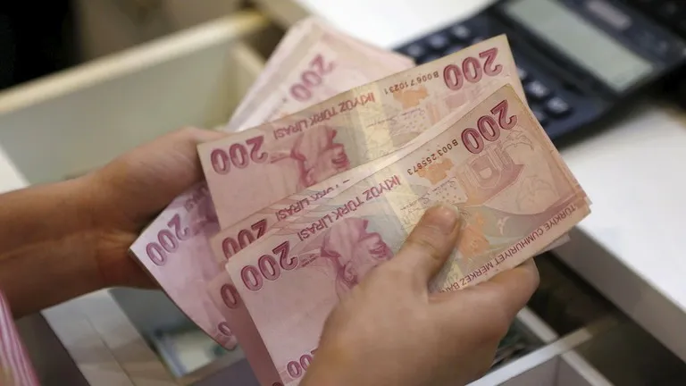 أزمات تركيا تتعمق.. تخفيض تصنيفها الائتماني ونظرة مستقبلية سلبية