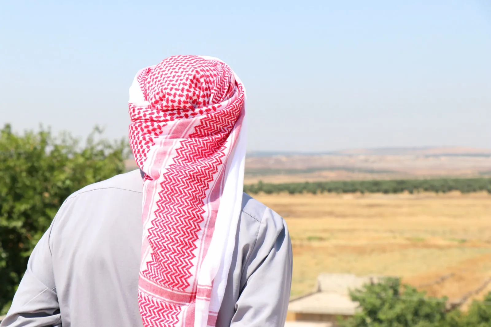 على بعد 3 كيلو مترات العم إسماعيل يتحسر على قريته المحتلة وهي تُدمّر