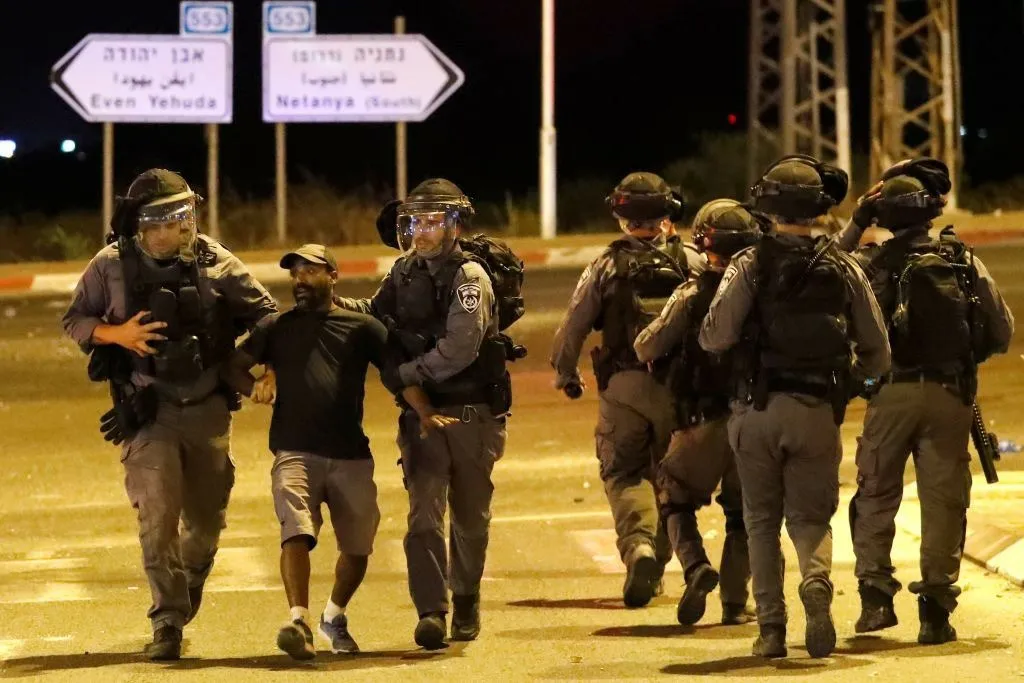 اعتقال 15 فلسطينياً بالضفة واحتجاجات اليهود الأثيوبيين في إسرائيل تخرج عن السيطرة