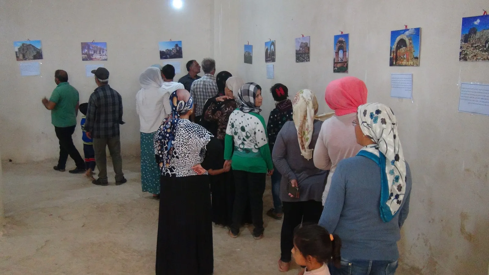وفود تشاهد صوراً عن العدوان التركي بمعرض في الشهباء