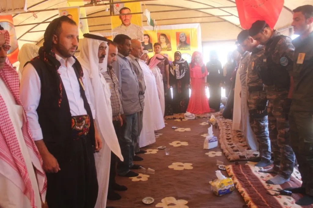 الأهالي يقدمون العزاء لذوي الشهيد سمير الليل