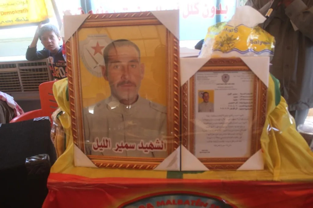 الأهالي يقدمون العزاء لذوي الشهيد سمير الليل