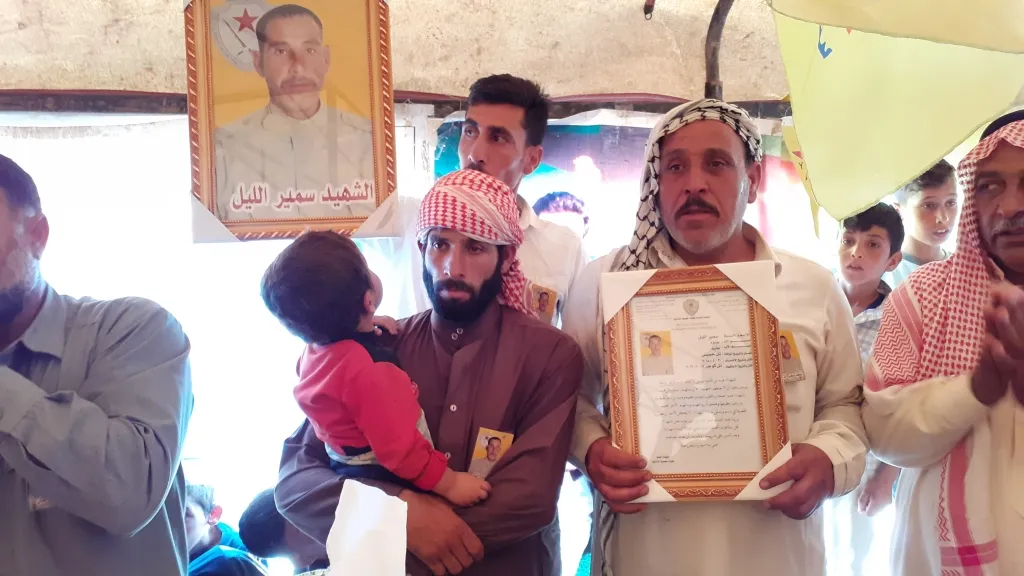 الأهالي يقدمون العزاء لذوي الشهيد سمير الليل