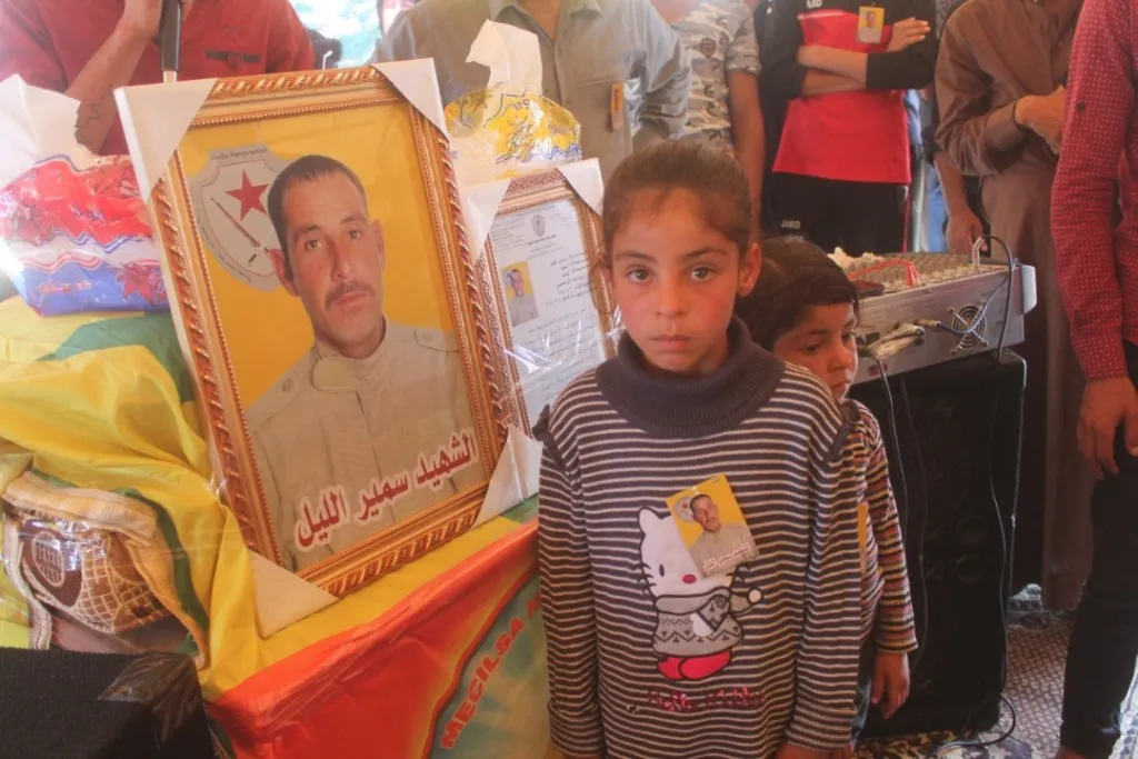 الأهالي يقدمون العزاء لذوي الشهيد سمير الليل