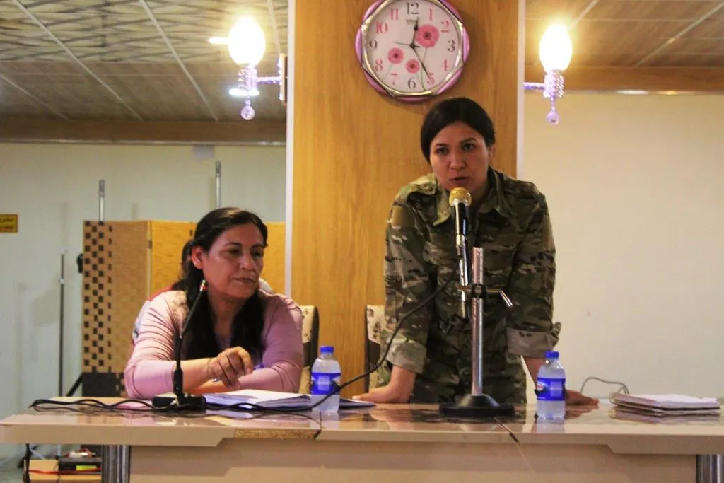 مقاتلة من YPJ  تُلقي محاضرة عن الحماية والمرأة في فعاليات اليوم الخامس لمعرض الكتاب