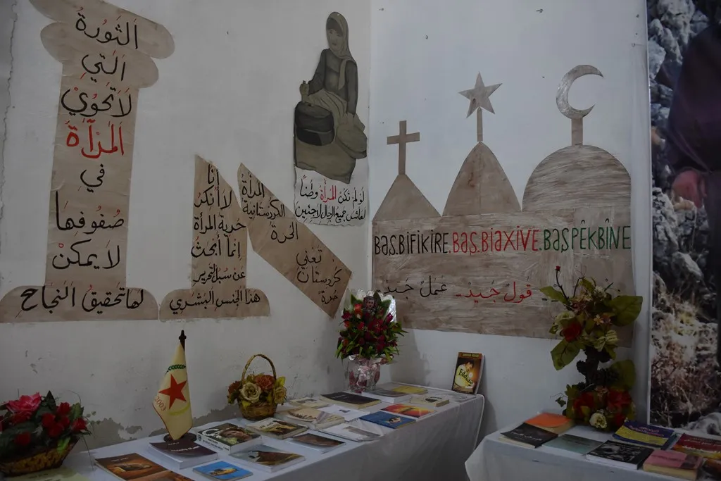 معرض "أقوال وكتب أوجلان" يهدف إلى إبراز أفكاره بما يساهم في تعزيز التنظيم الاجتماعي