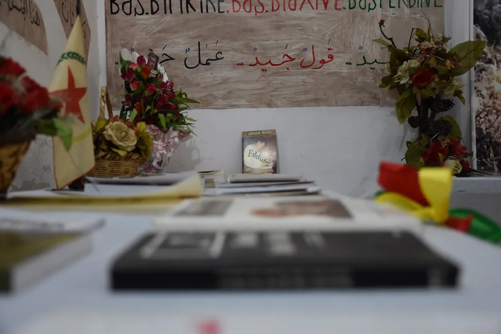 معرض "أقوال وكتب أوجلان" يهدف إلى إبراز أفكاره بما يساهم في تعزيز التنظيم الاجتماعي