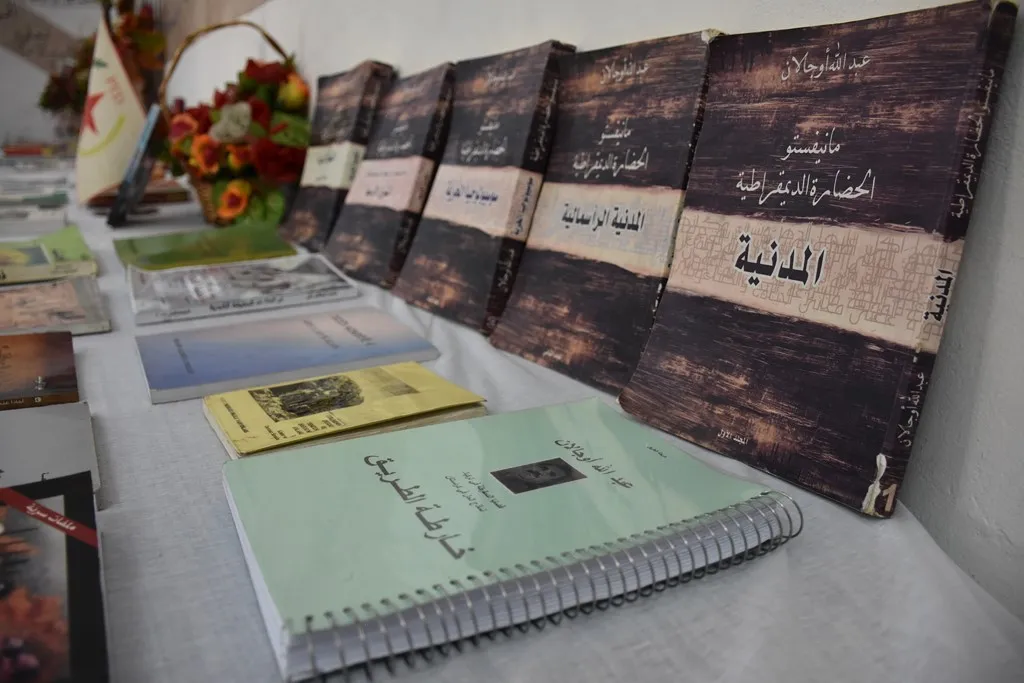 معرض "أقوال وكتب أوجلان" يهدف إلى إبراز أفكاره بما يساهم في تعزيز التنظيم الاجتماعي