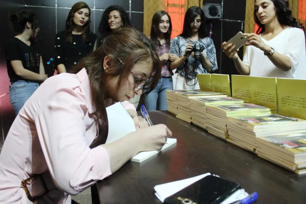 شابة كردية تنهي كتاباً عن "أقوال وحكم الأجداد"