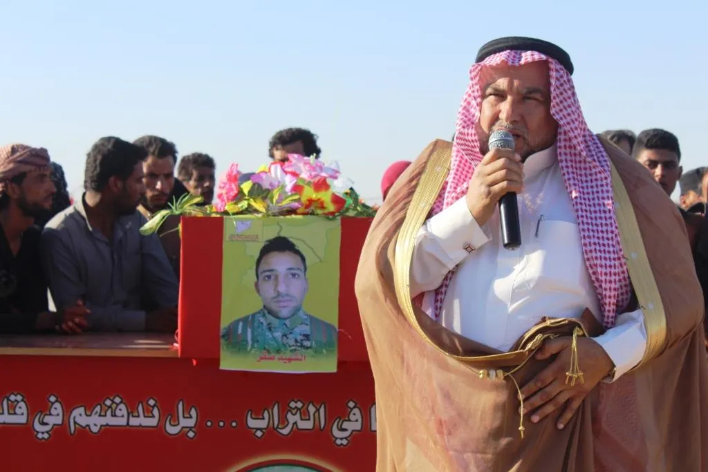 أهالي الطبقة يشيعون جثمان الشهيد إبراهيم العيسى