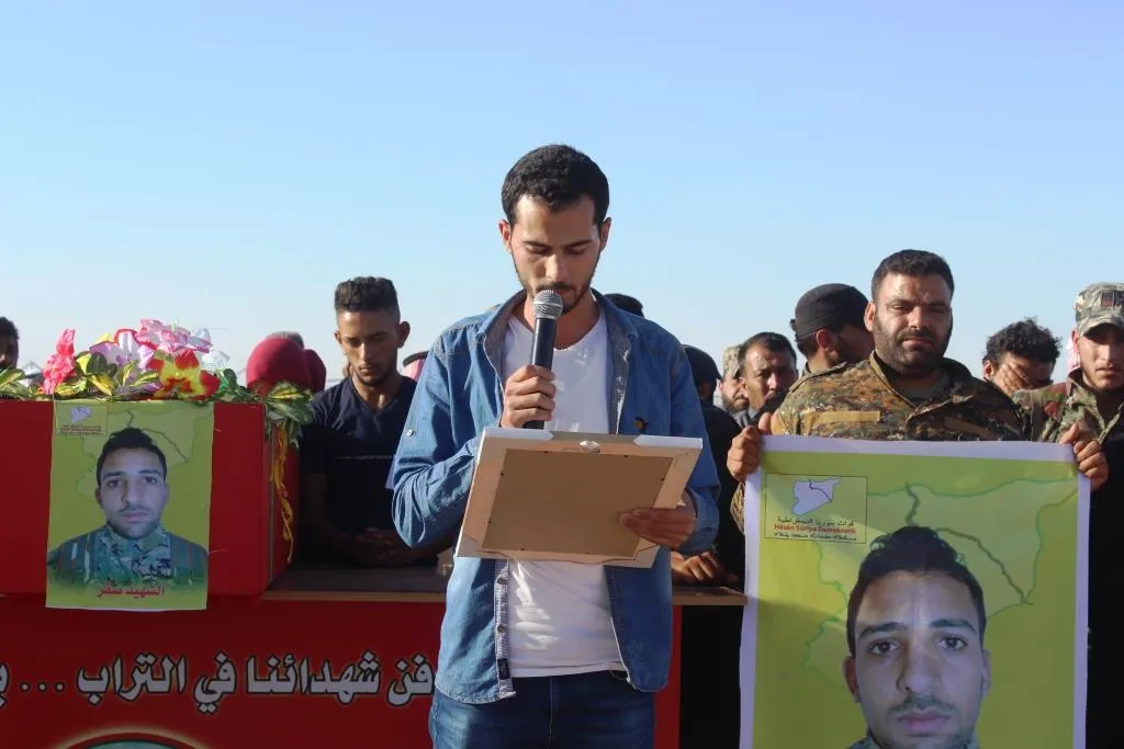 أهالي الطبقة يشيعون جثمان الشهيد إبراهيم العيسى