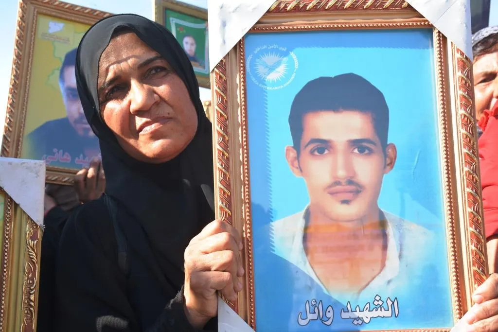 الآلاف من أهالي شمال وشرق سوريا يتظاهرون أمام قاعدة للتحالف رفضاً للتهديدات التركية