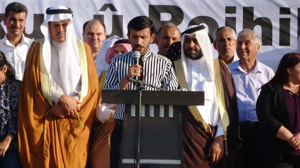 الآلاف من أهالي شمال وشرق سوريا يتظاهرون أمام قاعدة للتحالف رفضاً للتهديدات التركية
