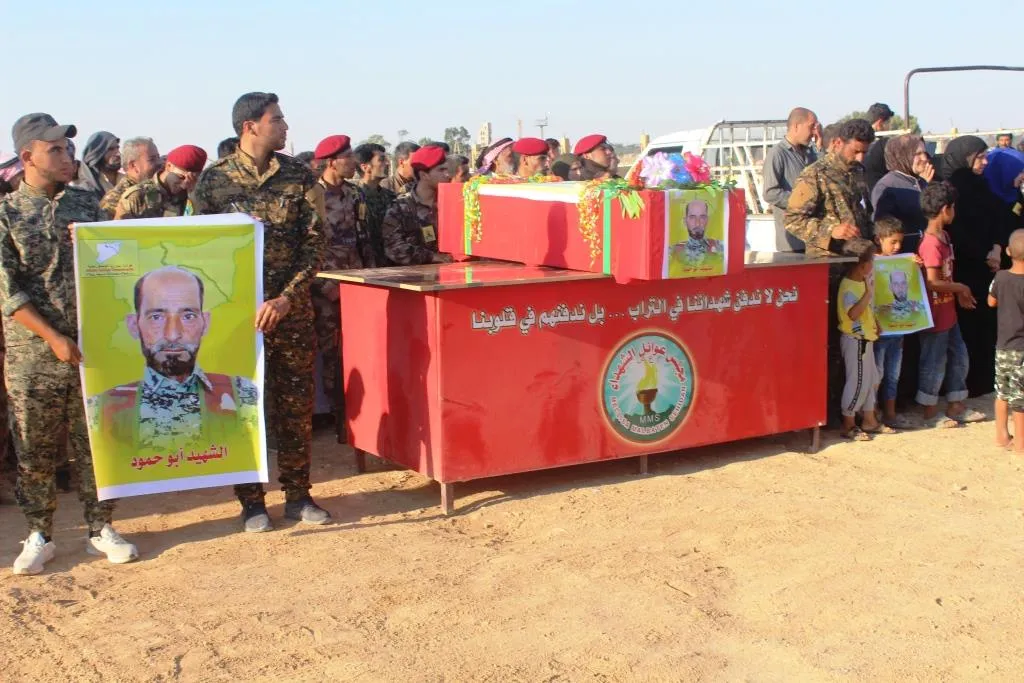 أهالي الطبقة يشيعون جثمان الشهيد عبد المجيد الخلف