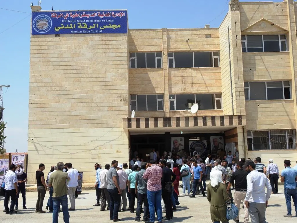 لجنة البلديات في الرقة تعلن إنهاء 3 مشاريع والبدء بمشروع لتعبيد الطرقات