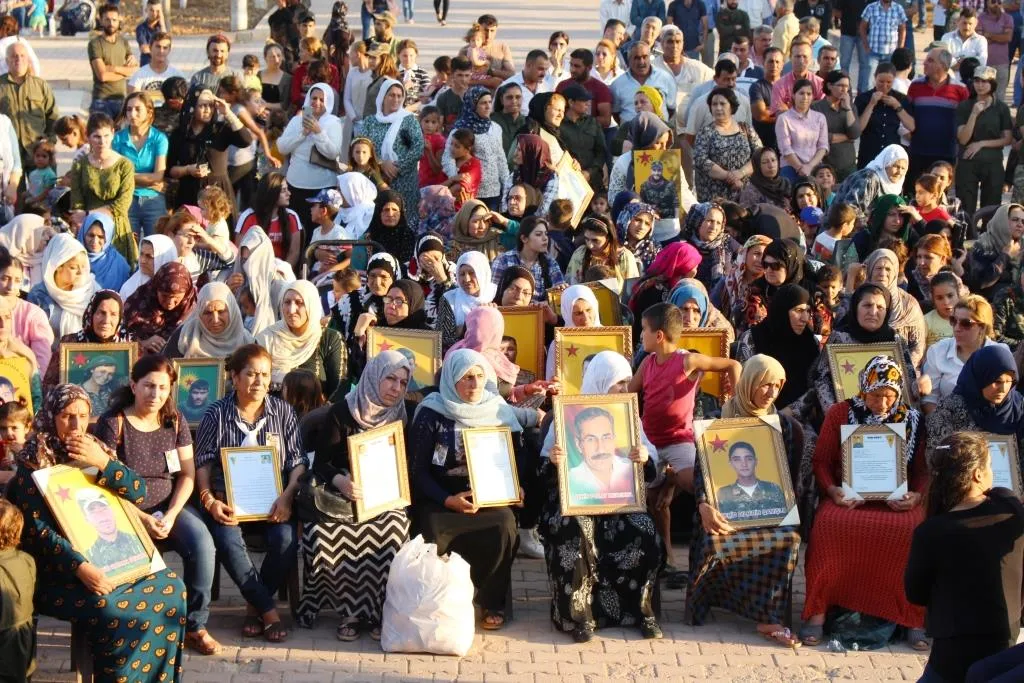 ذوو الشهداء في مراسم استذكار شهداء تموز: سيبقى شعارنا "المقاومة حياة"