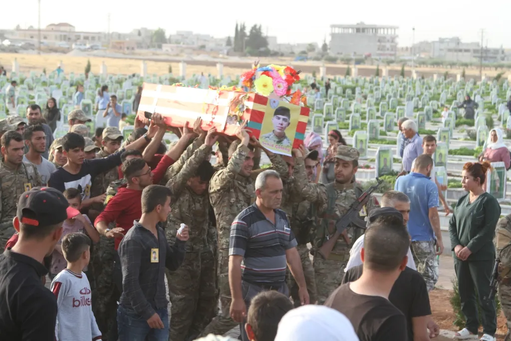 بمراسم مهيبة جثمان الشهيد جلنك كوباني يوارى الثرى  
