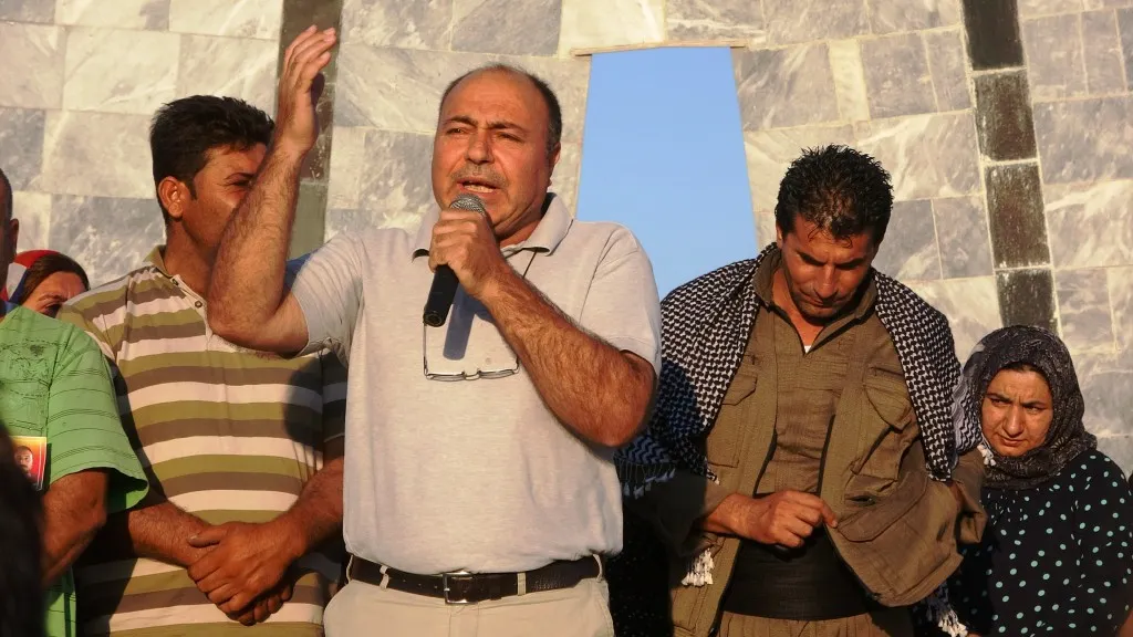 أهالي كوباني يشيعون جثماني الشهيدين عائشة وخالد إلى مثواهما الأخير