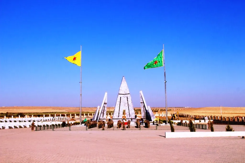 أهالي كوباني يشيعون جثماني الشهيدين عائشة وخالد إلى مثواهما الأخير