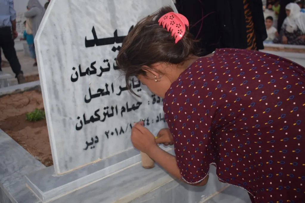 أضرحة شهداء شهر تموز في كري سبي تُنار بشموع الاستذكار
