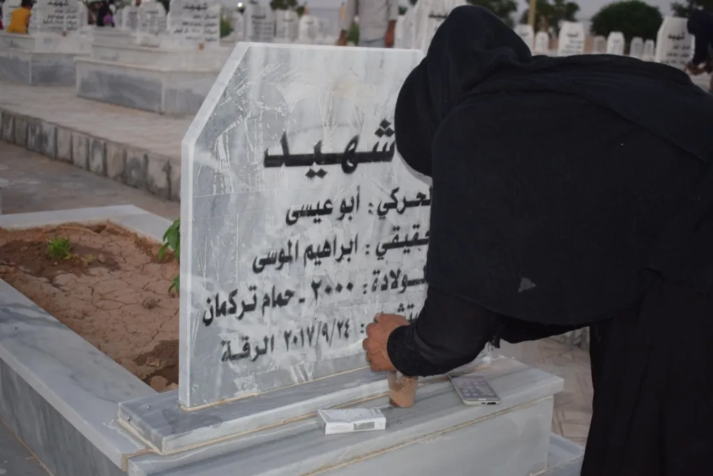أضرحة شهداء شهر تموز في كري سبي تُنار بشموع الاستذكار