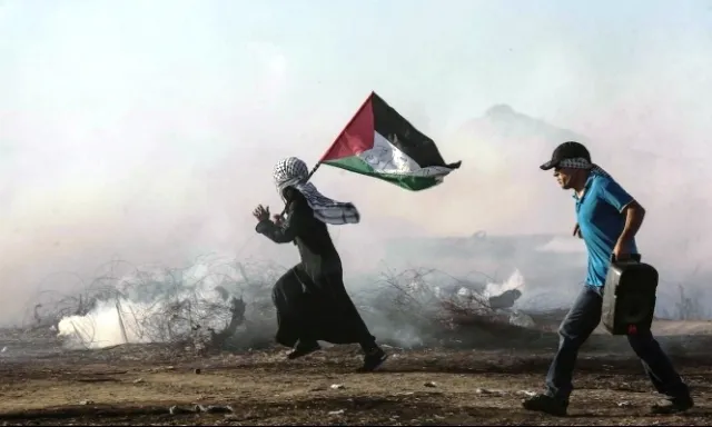 إصابة 55 فلسطينياً خلال مسيرات غزة والجيش الإسرائيلي يرفع جهوزيته