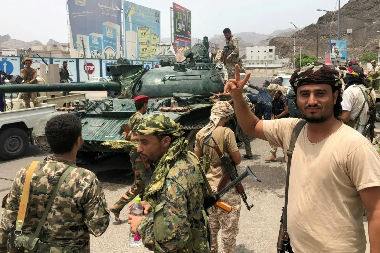 وقف إطلاق نار في عدن بعد سيطرة الانتقالي على القصر الرئاسي