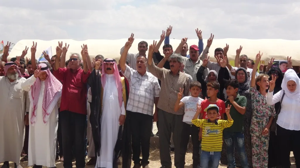 من فعاليات الدروع البشرية.. الأهالي عازمون على تحقيق الانتصار